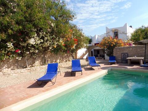 Countryside house, heated pool.