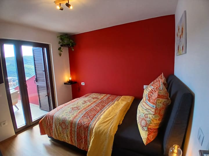 1. spavaća soba s bračnim krevetom (140 x 200 cm) i fantastičnim pogledom s balkona