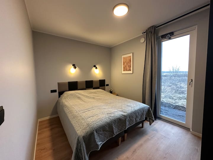 La chambre 2 dispose d'un lit queen size et d'un placard. Les vues donnent sur le lac et les montagnes. Si nécessaire, le lit peut être converti en 2 lits simples. 