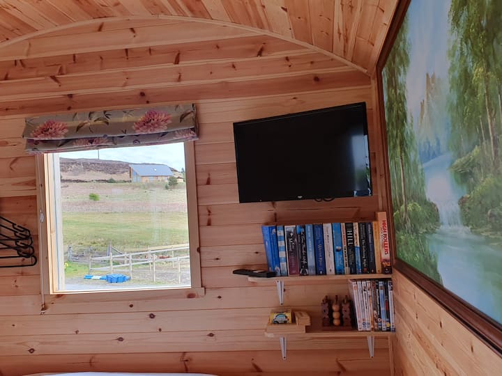 Elegant, Comfortable Shepherds Hut, Country Views - Skye