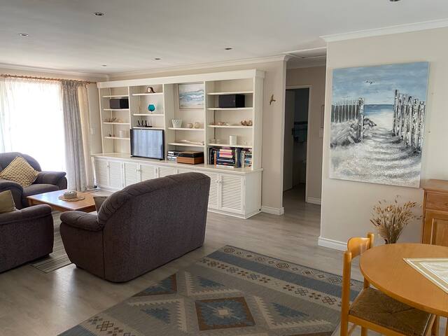 The Bright House by the Beach gallery image 3