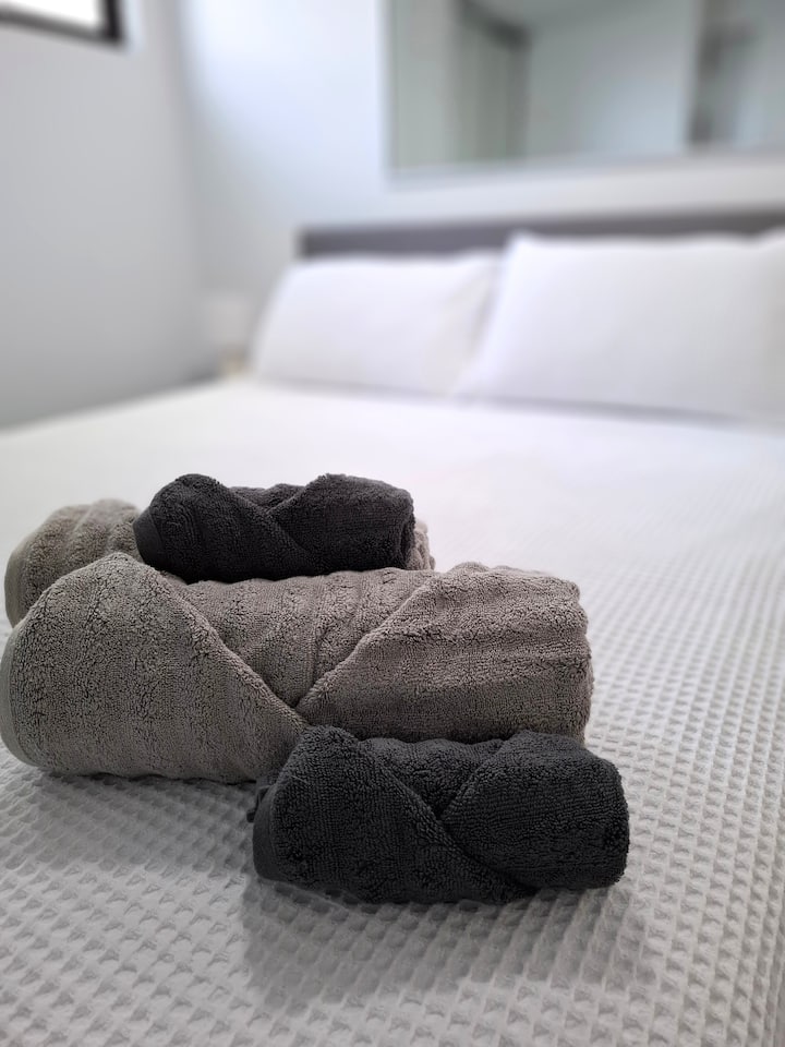 Osušky, uteráky na ruky a čistiace prostriedky na tvár sú k dispozícii pre každú osobu. V skrinke sú k dispozícii aj náhradné diely - všetci vieme, že ich niekedy potrebujete! Pre každú osobu poskytujeme aj plážové osušky. 