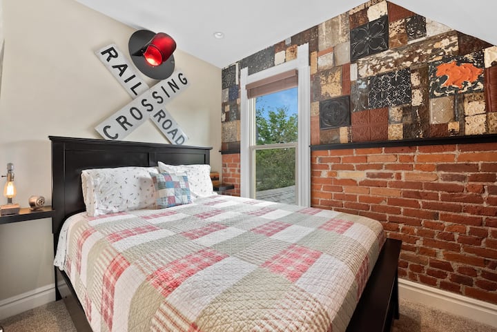 ลองดูกระเบื้องดีบุกทำมือจากคลังรถไฟเก่า