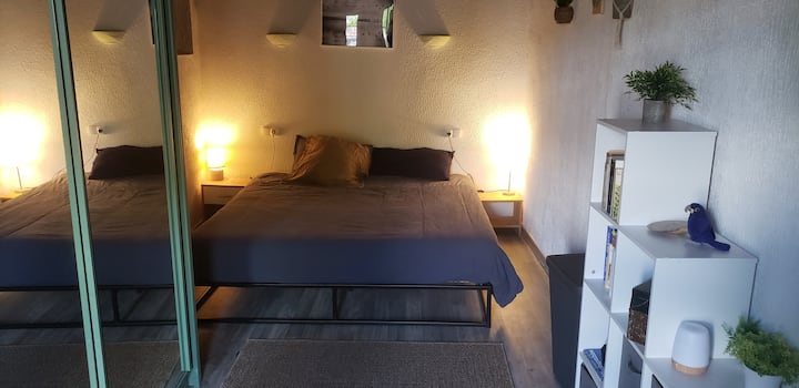 Ზემოთ, მთავარი საძინებელი დიდი ზომის საწოლით