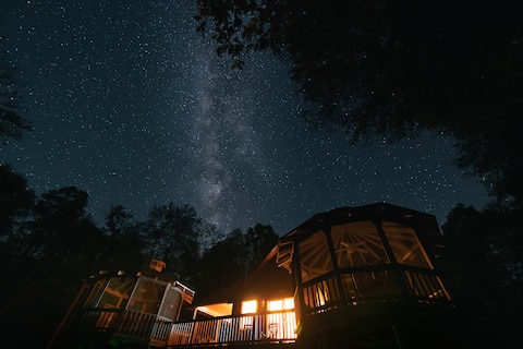 Outdoor space-amazing view-firepit-newly renovated