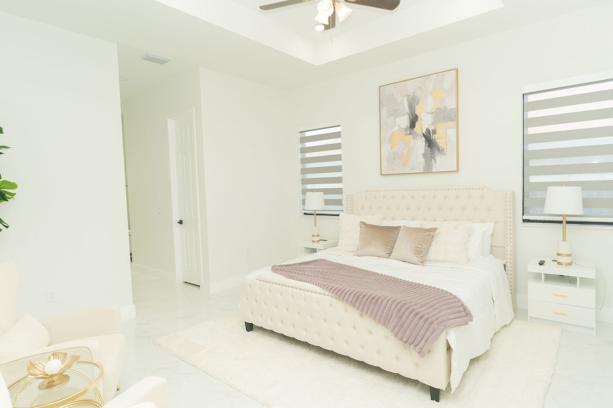 Chumba kikuu cha kulala chenye starehe na starehe chenye muundo mkubwa, bafu la kujitegemea na Televisheni mahiri.  Inafaa kwa usiku wa kimapenzi, kupumzika na kupumzika. 