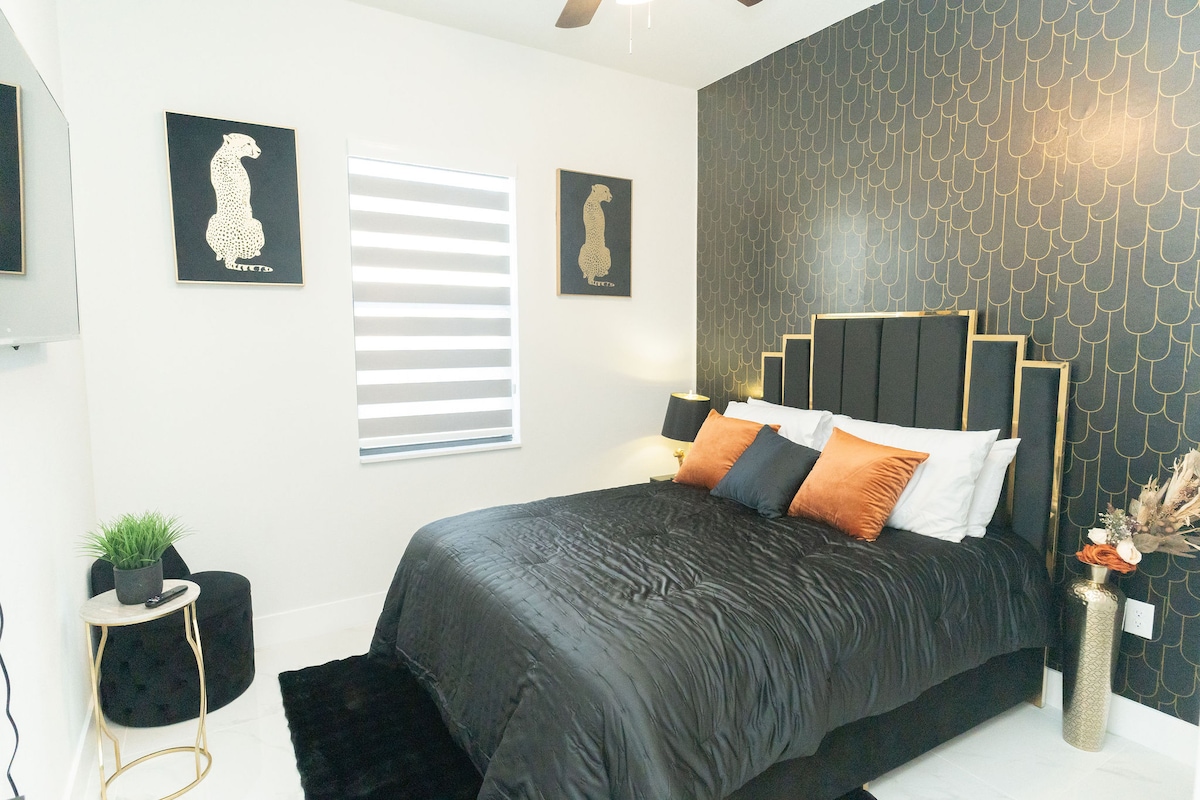 
Chumba chenye mtindo wa kifahari na wa kisasa, maelezo ya rangi nyeusi na dhahabu, bora kwa wale wanaotafuta mapumziko kwa mguso wa hali ya juu.