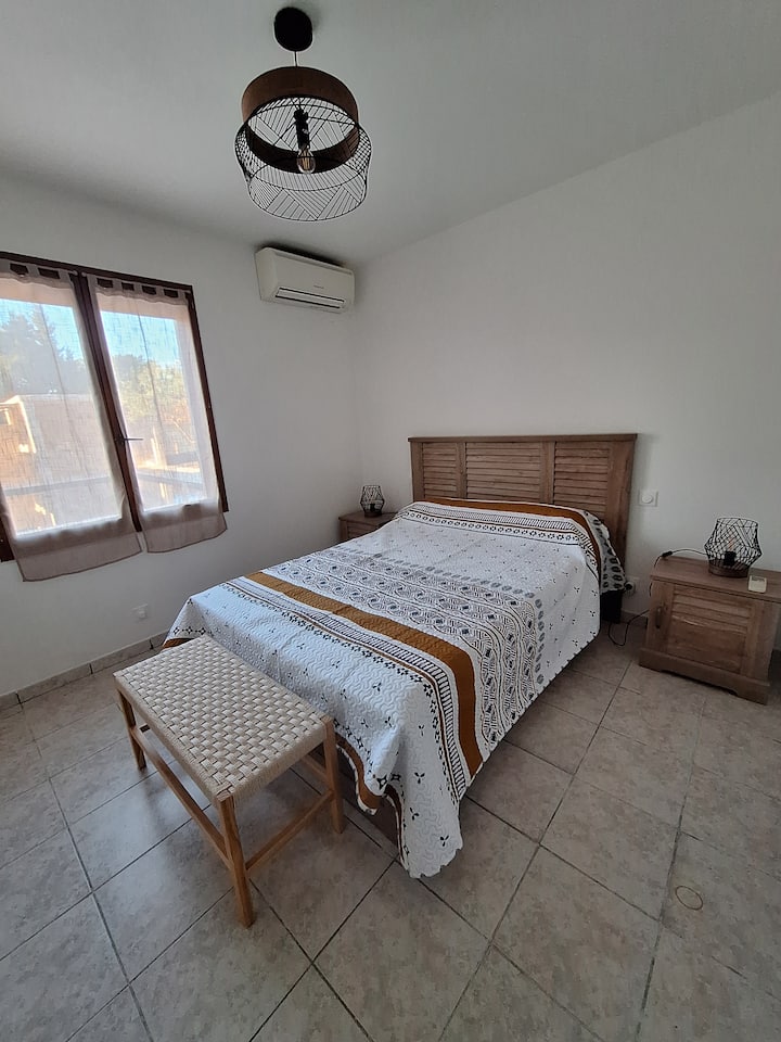 Habitación 2
Habitación con aire acondicionado, cama de 140 cm y ropa de cama nueva.
Orientación sur, con vistas a la piscina.
 Armario 
Disponible:
- Plancha y tabla de planchar.
- Mantas y edredones para todas las camas de la casa.