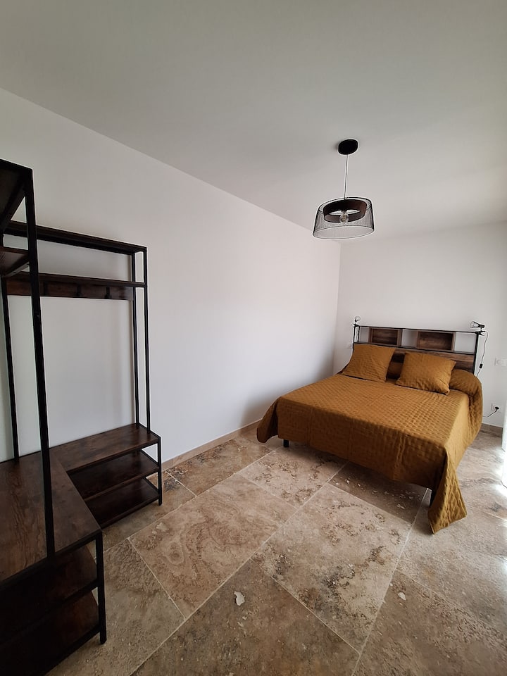 Habitación 3
Cama de 140 x 190 Ropa de cama nueva.
suite principal con aire acondicionado.
Orientación oeste, acceso directo a las terrazas y a la piscina 