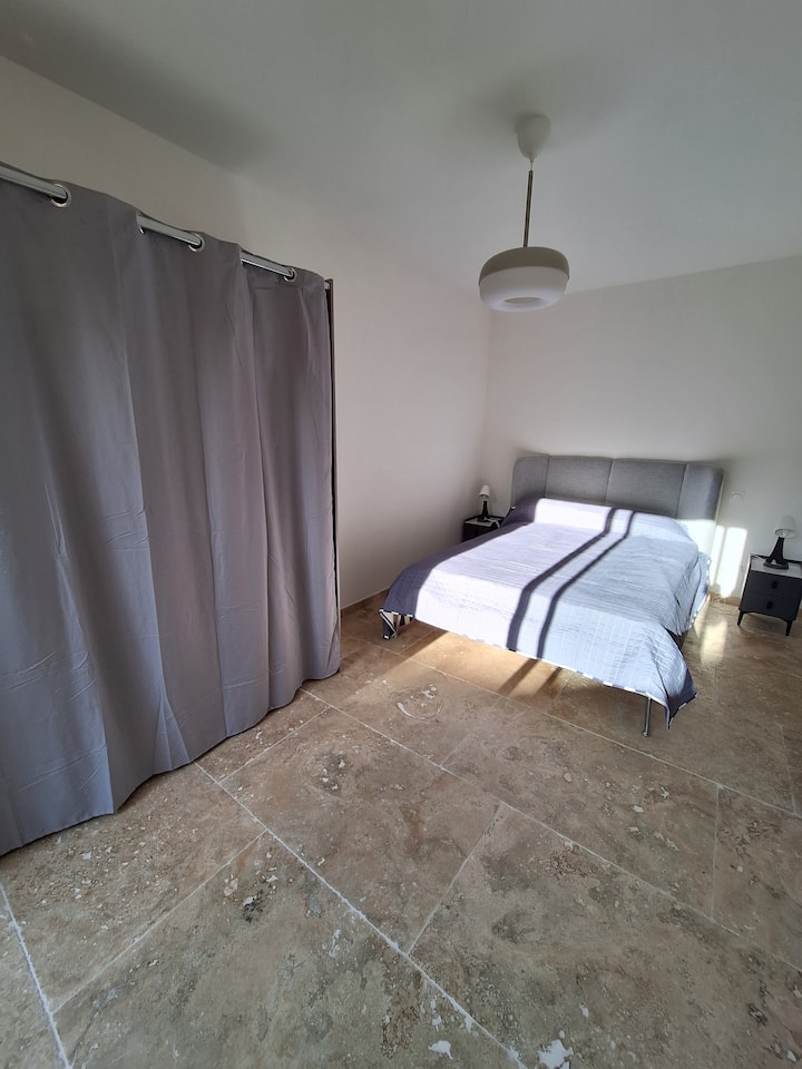 Habitación 4
Habitación con aire acondicionado orientada al norte.
Acceso a la terraza equipada con muebles de jardín.
Cama de 140 x 190 con ropa de cama nueva.