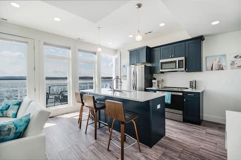 Chic Lakefront Getaway W/ Hot tub + Kayaks!