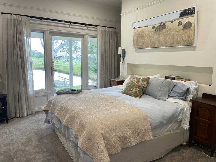 בחדר השינה של האורחים יש נוף לסכר והחלקיים מאחוריו.