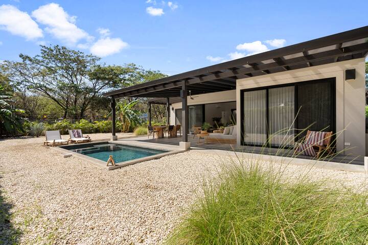 New Villa with private pool, close to the beach