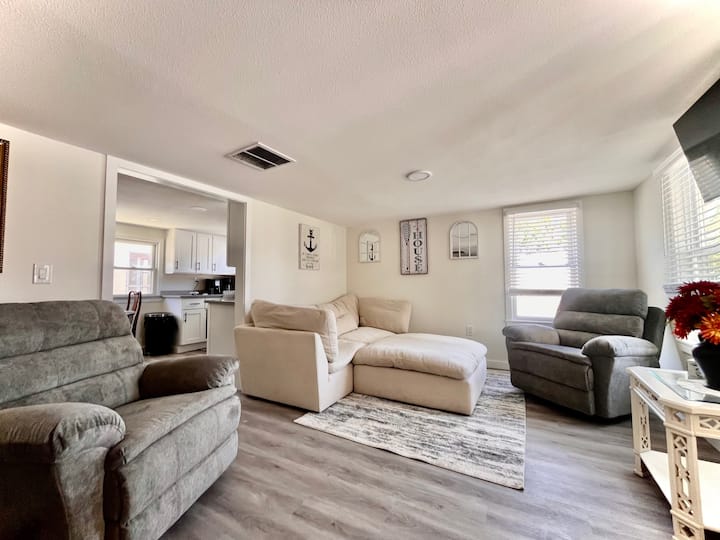 Coastal Cottage Stay - Sarasota, FL