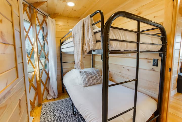 غرفة نوم بسرير بطابقين.