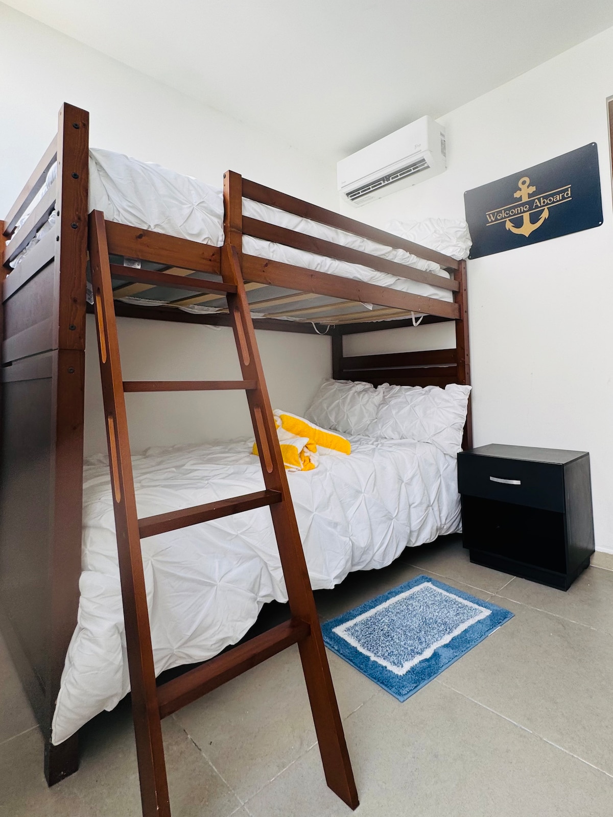 החדר ממוקם בקומה הראשונה. המיטה העליונה מיועדת אך ורק לילדים מתחת לגיל 12.