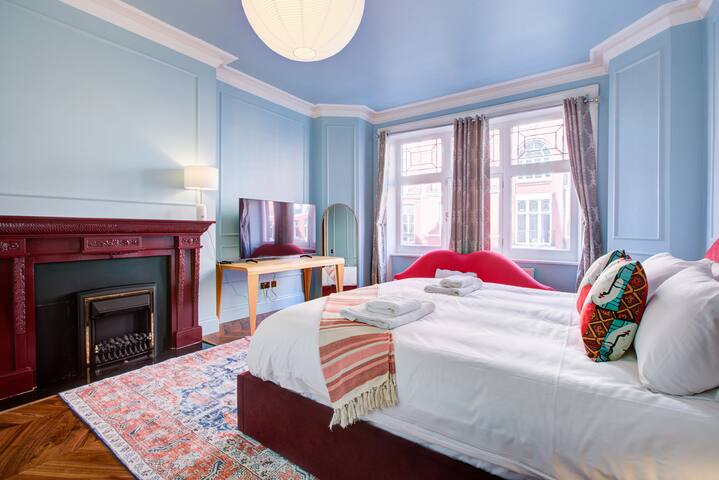 Iconic Hyde Park Apartment gallery image 3