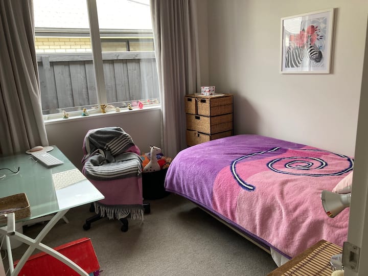 habitación individual - cálida y acogedora
Escritorio de trabajo de tamaño completo, silla y wifi en esta habitación.