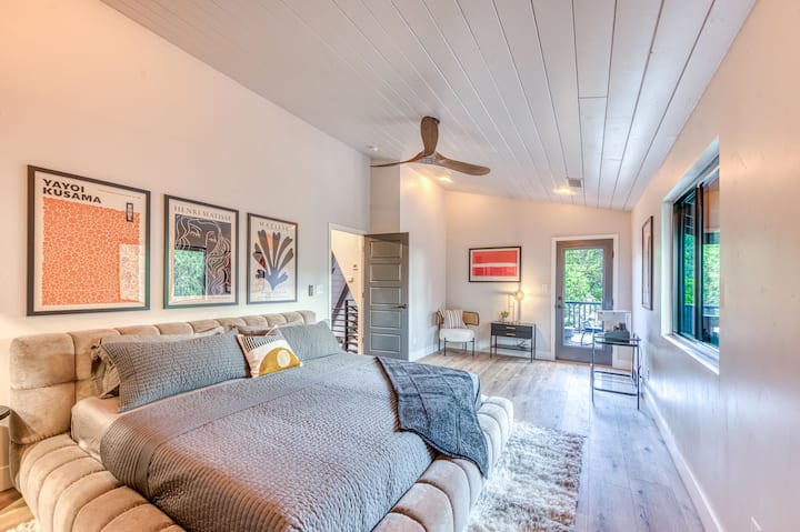 Relax in the Glam suite with a King bed, ensuite bathroom and private balcony with personal Keurig for an early coffee or tea. 