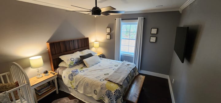 Брачен кревет (широк 150-179 см) во трета спална 