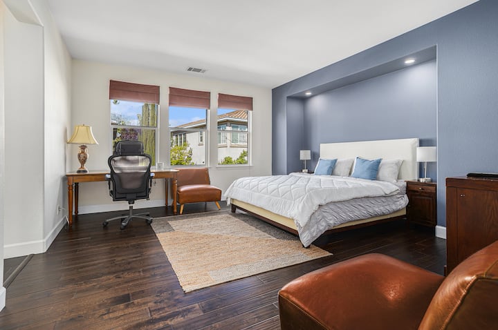 Largohu nga gjithçka në shtëpinë tënde kryesore me një krevat dopio "king-size", karrige leximi prej lëkure të dyfishtë, televizor Samsung 70", tavolinë pune dhe karrige zyre.