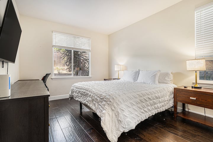 Dhoma e gjumit në katin e poshtëm ka një krevat të rregullueshëm, me madhësi mbretërore, televizor inteligjent, tavolinë pune, karrige zyre, komodinë dhe dollap. Vetëm disa hapa larg banjës.