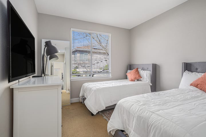 Set krevatësh dopio, komodinë, televizor inteligjent, pasqyrë me gjatësi të plotë dhe hapësirë në dollap.