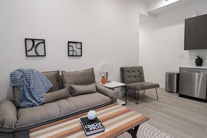 Unit 5: Cozy 1 Br W/ Queen Bed + Sofa Pullout - Mount Rainier, MD