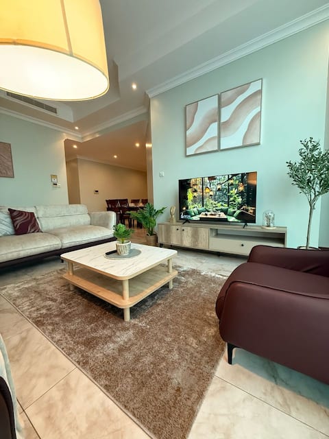 Cozy Modern Unit in the City