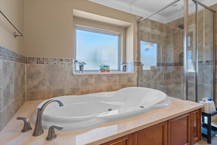 Luxurious Spacious Retreat 11min to Downtown gallery image 5