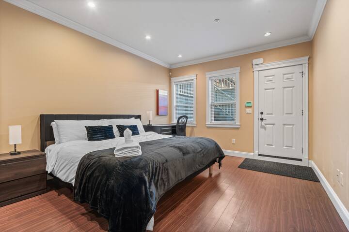 Luxurious Spacious Retreat 11min to Downtown gallery image 4