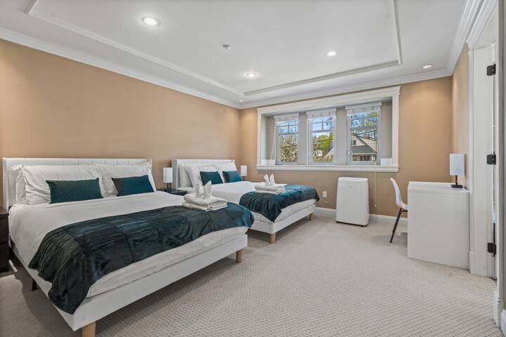 Luxurious Spacious Retreat 11min to Downtown gallery image 3