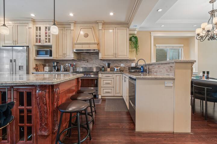 Luxurious Spacious Retreat 11min to Downtown gallery image 2