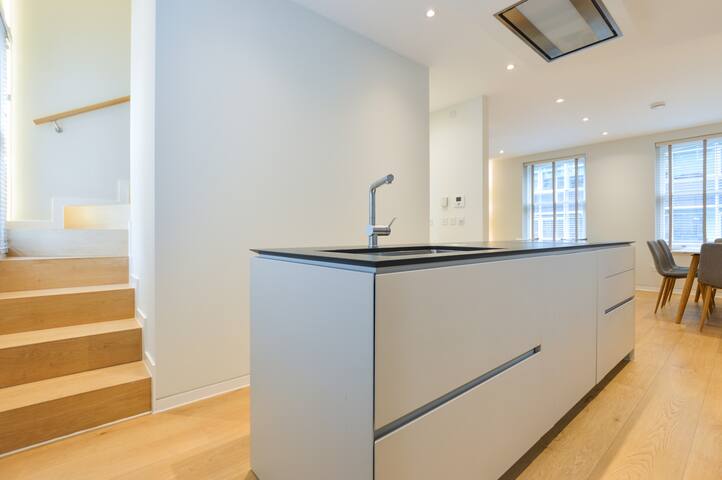 High-End Fitzrovia Triplex gallery image 4