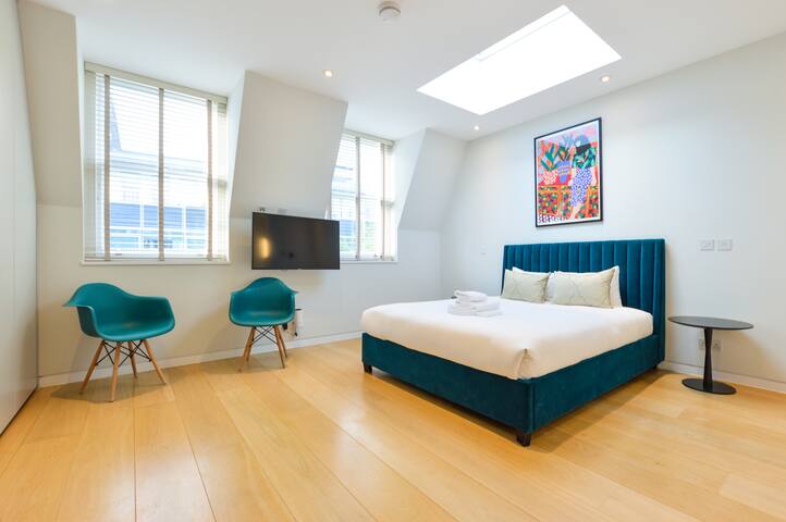 High-End Fitzrovia Triplex gallery image 2