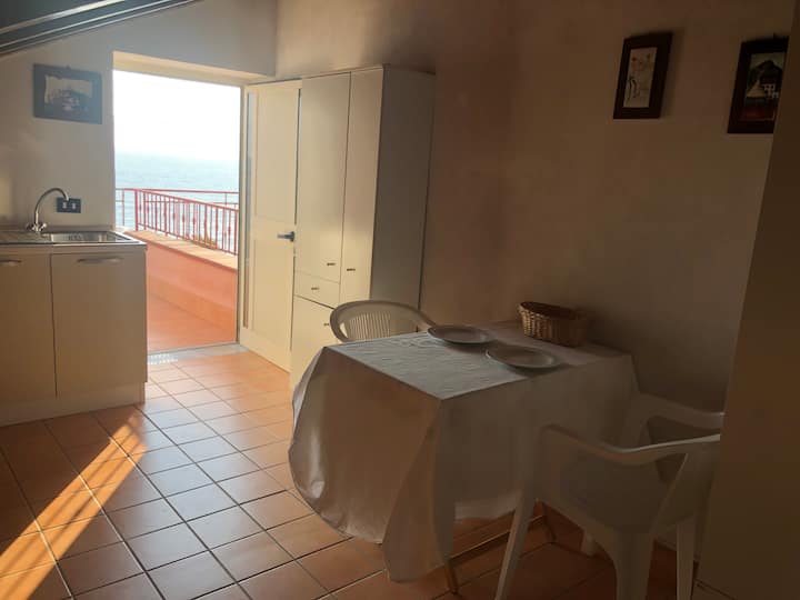 Sotto Il Tetto Sopra Il Mare - Pisciotta