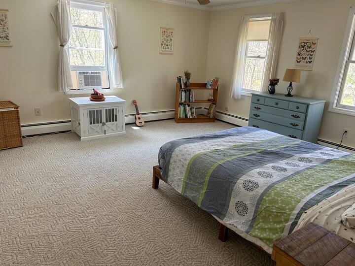 Sovrum 1 queen-säng. En barnsäng kan ordnas på begäran