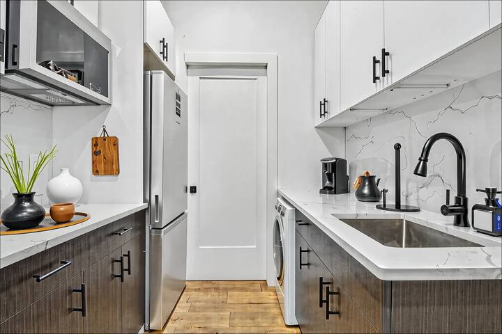 Two Bedroom – Newly Renovated – Washer/Dryer gallery image 4