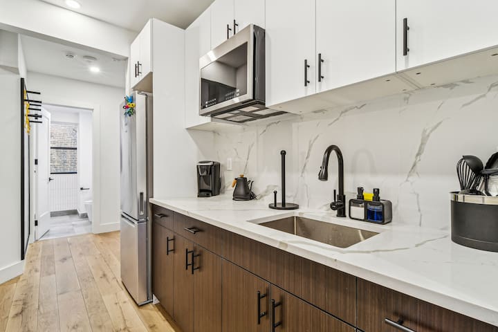 Three Bedroom – Newly Renovated – Washer/Dryer gallery image 4