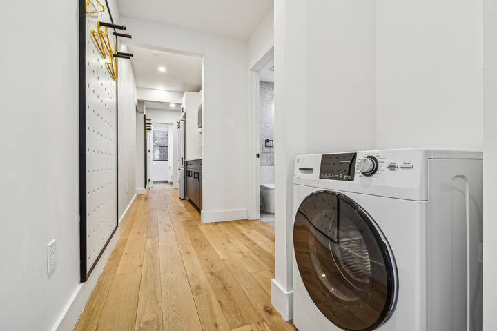 Three Bedroom – Newly Renovated – Washer/Dryer gallery image 5