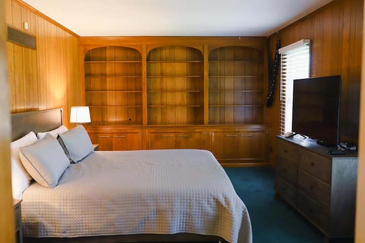 Spálňa s manželskou posteľou King č.1 na 1. poschodí s 50-palcovou televíziou Roku