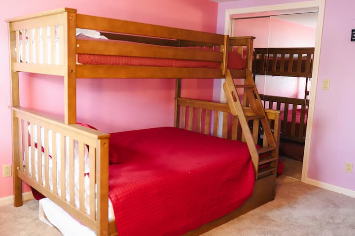 Izba Trundle so 40-palcovou televíziou Roku