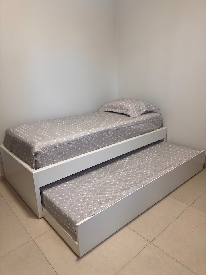 Две единични легла (2 единични матрака), завеса за затъмняване и климатик. 