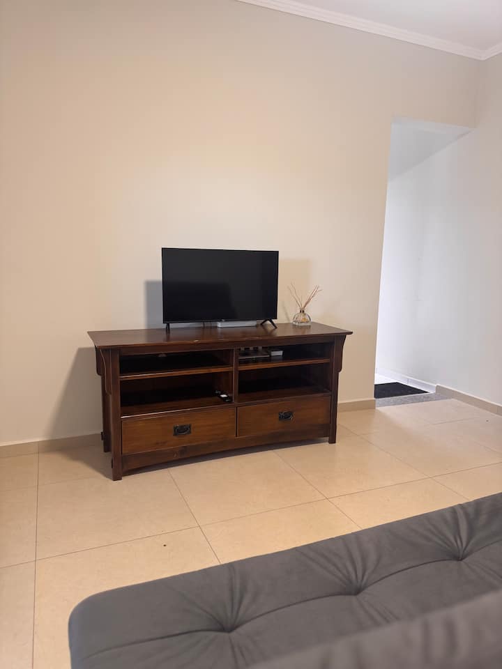 Двоен разтегателен диван, етажерка и телевизор, маса с 5 места и 4 стола за външна площ (балкон).