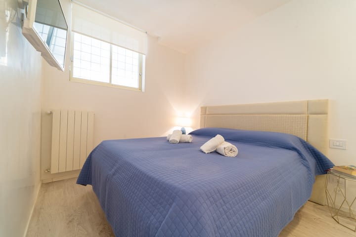 Este dormitorio es un oasis de tranquilidad, diseñado para darte el máximo descanso. La cama doble grande y cómoda está adornada con una elegante cabecera y ropa de cama de calidad en tonos relajantes de azul.