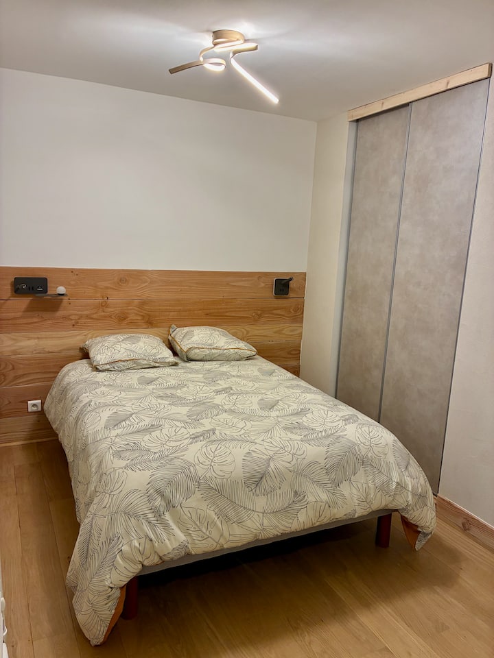 Საძინებელი 1 ორადგილიანი საწოლით 140x200 + 1 სრული გარდერობი.