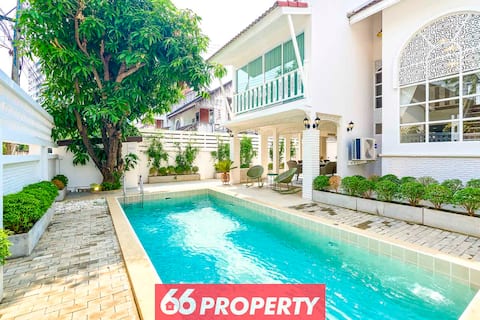 Luxurious Oasis Pool Villa near Night Bazaar
