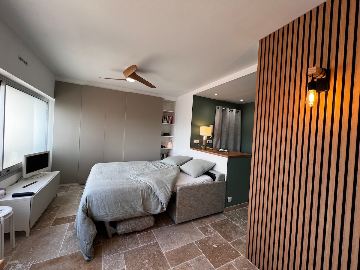 Kauč na razvlačenje 160/200 za kvalitetno dnevno spavanje, novo.
Jednostavno slaganje
iznimno tihi stropni ventilator koji se može podesiti daljinskim upravljačem
 (električno i toplo ili hladno svjetlo)