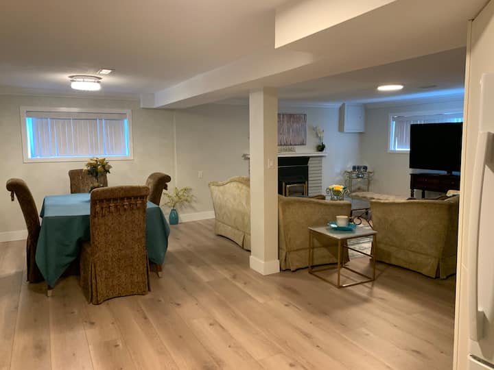 North Delta: Beautiful, Spacious Suite: King Bed - Surrey, BC