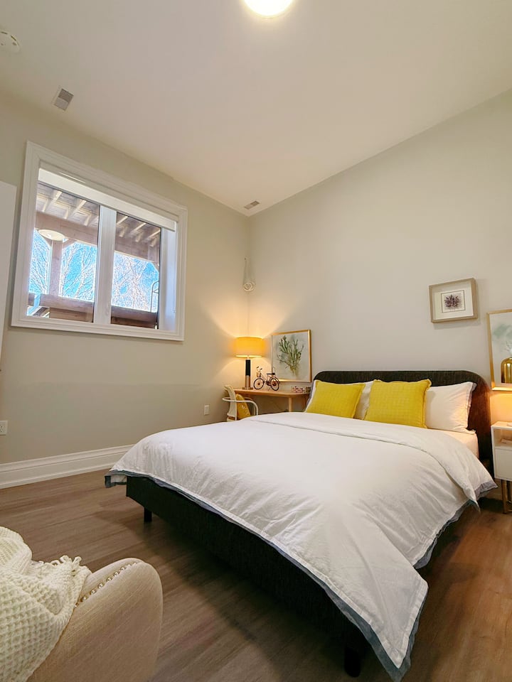 Free Parking | Walk To Finch | Spacious Suite - Toronto